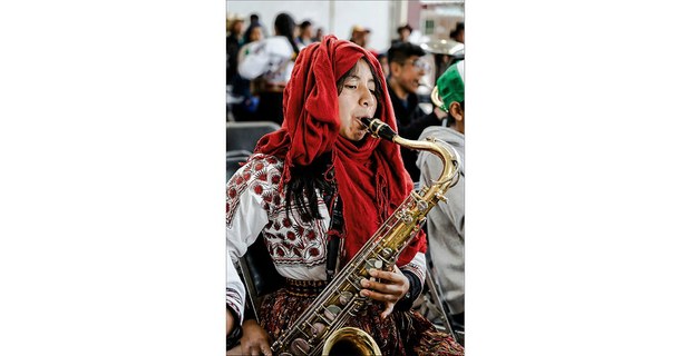 Muchacha saxofonista de la Tejas Band, Tlahuitoltepec Mixe, Oaxaca, 2024. Foto: Damián Dositelo