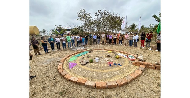 Ritual de inicio de un taller en la Escuela Agroecológica Amelia Quiñones, de la Upocam en Manabí, Ecuador. Foto: Ojarasca