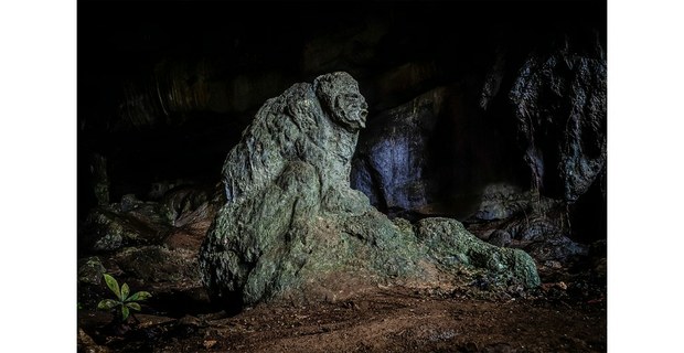 Escultura prehispánica de un jaguar antropozoomorfo en una cueva, ejido La Esmeralda, Oaxaca. Foto: Elí García-Ramírez