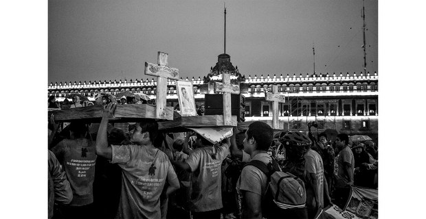 Normalistas durante el décimo aniversario de la desaparición de los 43. Foto: Mario Olarte