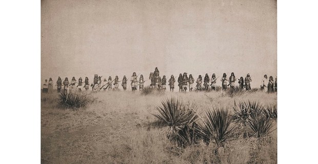 OCTUBRE 2024 Geronimo posa junto a sus guerreros después de encontrarse con el General Crook, 26 de marzo de 1886.