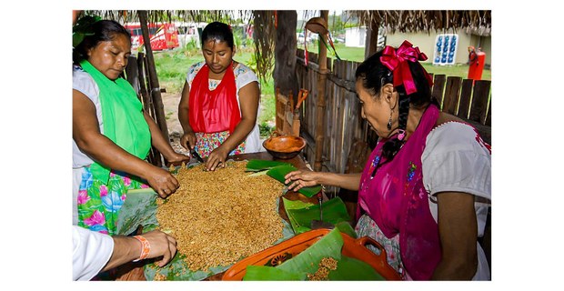 Cocineras papantecas en el Nicho de Aromas y Sabores de Cumbre Tajín. Foto: Sergio Hernández Vega