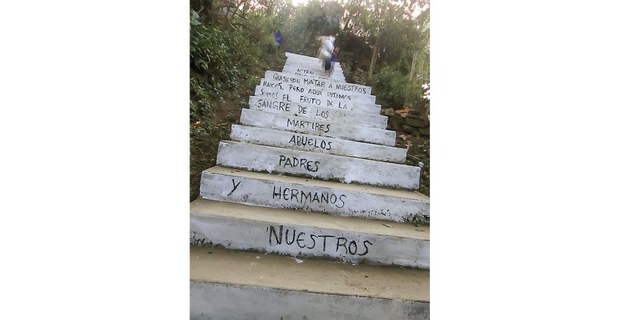 Escalinata en el santuario Tierra Sagrada de los Mártires de Acteal, Chenalhó, Chiapas. Foto: Hermann Bellinghausen