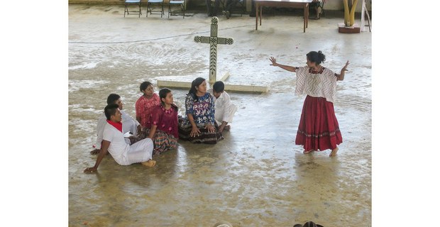 Grupo teatral indígena de Guatemala representa una masacre en su país. Acteal, Chiapas, 2017. Foto: Hermann Bellingausen