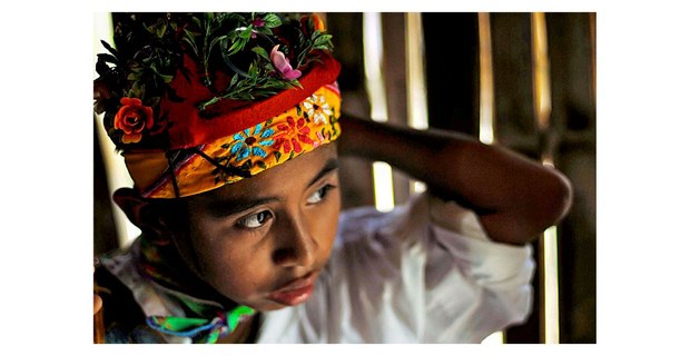 Niño volador de Totonacapan antes de subir al palo ceremonial. Foto: Sergio Hernández Vega