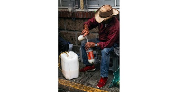 Vendedor de pulque, Jiquipilco, Estado de México. Foto: Justine Monter Cid