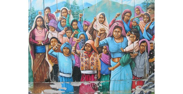 Indígenas guatemaltecas con el puño en alto, mural callejero, San Francisco, California. Foto: Ojarasca