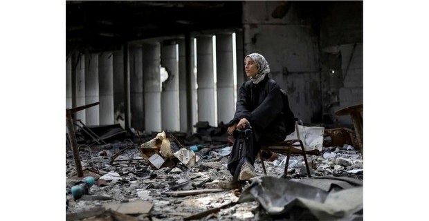 Fatma Hassona entre los escombros de una casa en Gaza. Foto: Hani Al Shaer