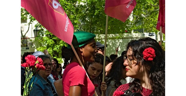 Mujeres en los 51 años de la Revolución de los Claveles en Portugal. Foto: Rodolfo Oliveros