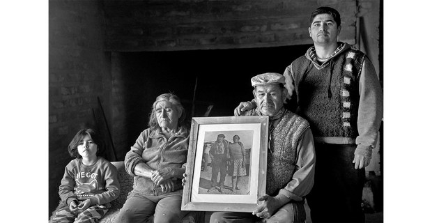 Una de las tantas familias mapuche que viven hace más de cien años en estas tierras, hoy sufren una nueva invasión: el fracking, Neuquén, Argentina. Comunidad Fvta Xayen, 10 de agosto de 2021. Foto: Pablo E. Poviano