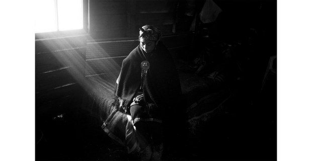 Millaray Huichalaf es una machi, autoridad ancestral, guía espiritual y mujer medicina de decenas de comunidades mapuche williche, El Roble, Carimallin, Río Bueno, Los Ríos, Chile, 23 de Julio de 2019. Foto: Pablo E. Poviano