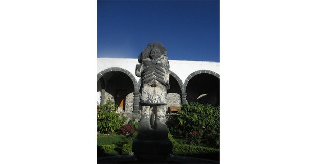 Representación prehispánica de la muerte en el atrio de la parroquia de Mixquic, Tláhuac. Foto: Ojarasca