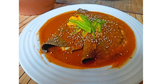 Enchiladas de flor de calabaza en salsa de xoconostle
