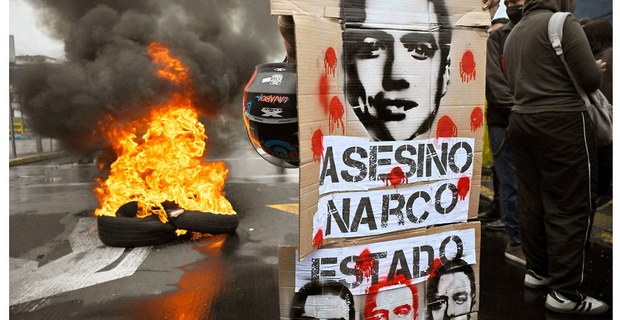 Un manifestante sostiene una pancarta que muestra al presidente Daniel Noboa. Septiembre 30, 2025. Foto: Rodrigo Buendía / AFP/ archivo La Jornada