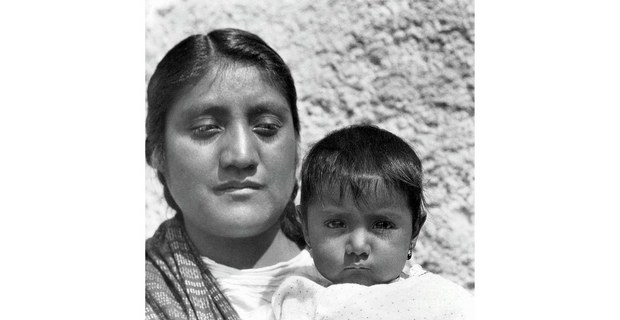 Luz Jiménez y su hija Conchita. Por Tina Modotti