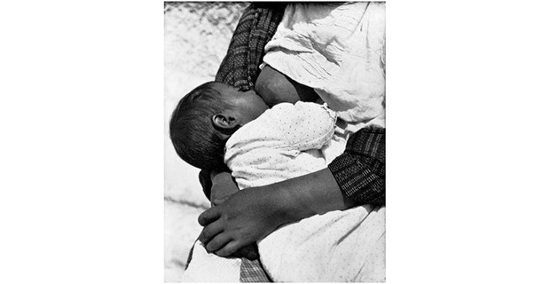 Luz Jiménez y su hija Conchita. Por Tina Modotti